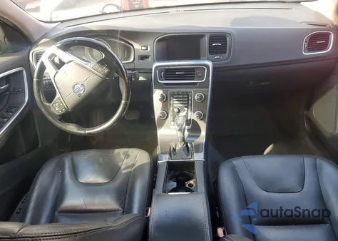 2015 Volvo S60 Premier z USA, uszkodzony, nr VIN YV126MFK1F1338592